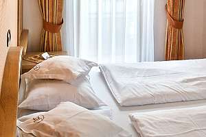 Hotel Garni Serena - Arabba - SKIFUN - zakonska postelja v spalnici