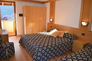 Residence Antares - Andalo - Italija - SKIFUN - zakonska postelja v spalnici