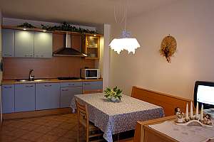 Residence Antares - Andalo - Italija - SKIFUN - kuhinja in jedilna miza