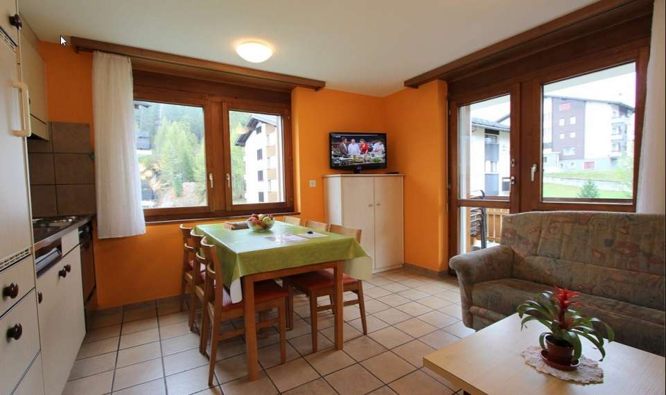 Appartmenthaus Golf - Saas-Fee - Švica - miza v dnevnem prostoru