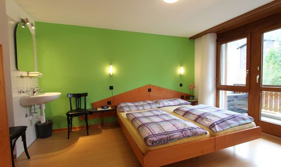 Appartmenthaus Golf - Saas-Fee - Švica - zakonska postelja v spalnici