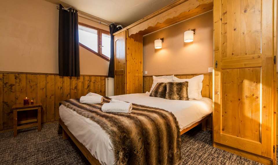 Chalet Val 2400 - Val Thorens - SKIFUN - zakonska postelja v spalnici