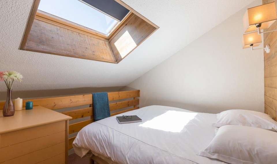 Francija Residence Les Ravines Meribel spalnica z zakonsko posteljo