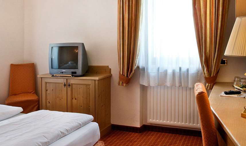 Hotel Garni Serena - Arabba - SKIFUN - dve postelji in TV