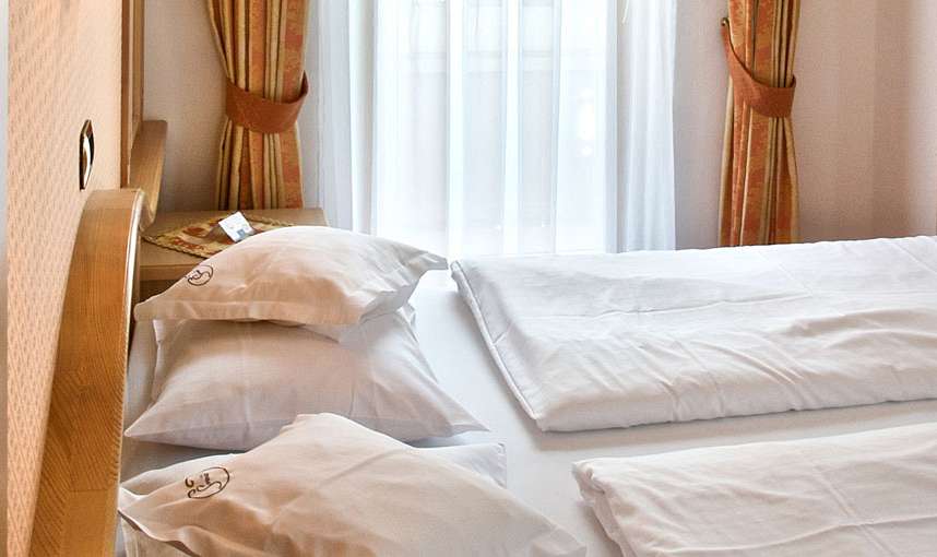 Hotel Garni Serena - Arabba - SKIFUN - zakonska postelja v spalnici