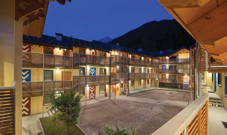 Ponte di Legno - Adamello Resort - Italija - SKIFUN - dvorišče ob apartmajih