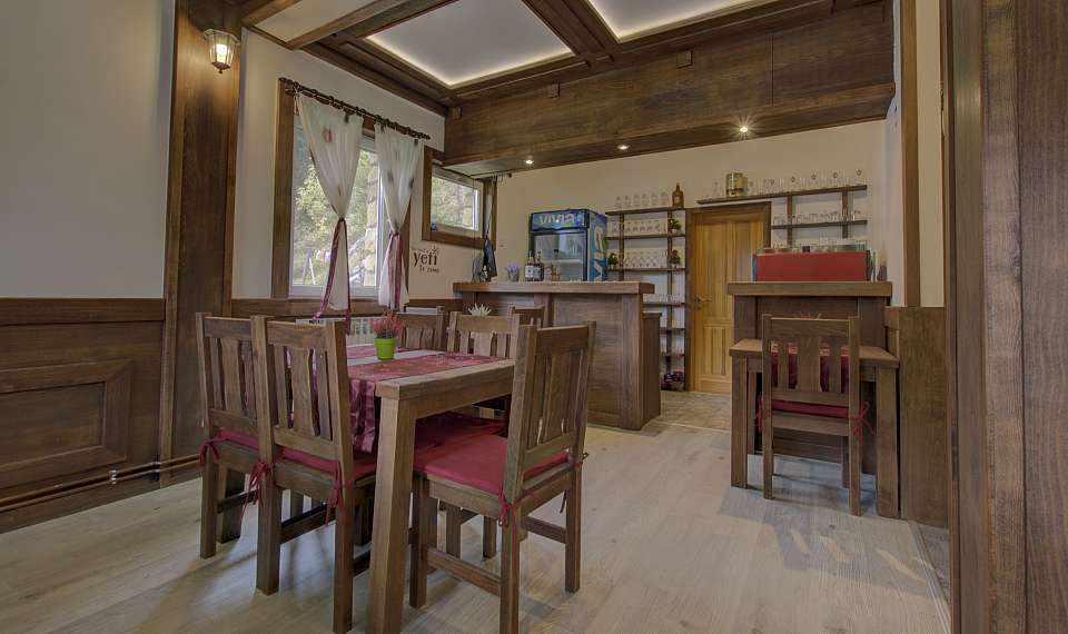 Guesthouse Yeti - Jahorina - wifi - SKIFUN - jedilnica z udobnim in prijetnim pohištvom
