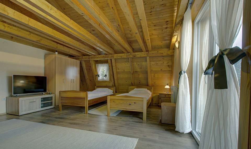 Guesthouse Yeti - Jahorina - wifi - SKIFUN - prostoren apartma z visokimi stropi