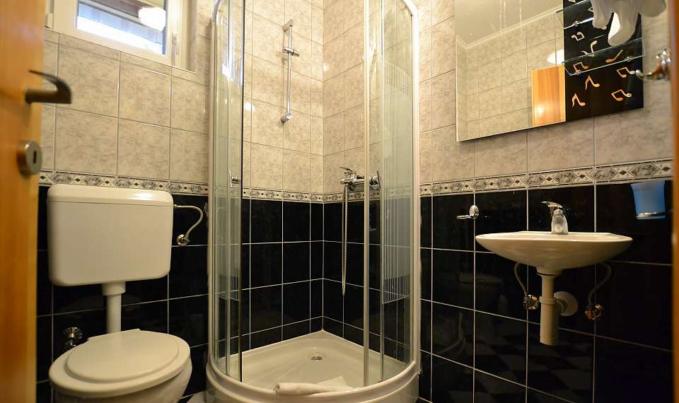 Guesthouse Yeti - Jahorina - wifi - SKIFUN - kopalnice v vseh prostorih so si zelo podobne