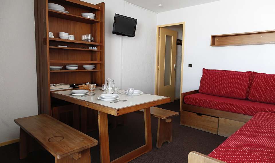 Tourotel - Val Thorens - Francija - SKIFUN - dnevni prostor z jedilno mizico in kavčem