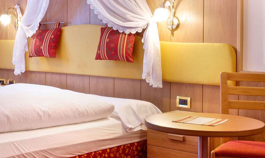 Hotel Malita - Arabba - SKIFUN - postelja v sobi