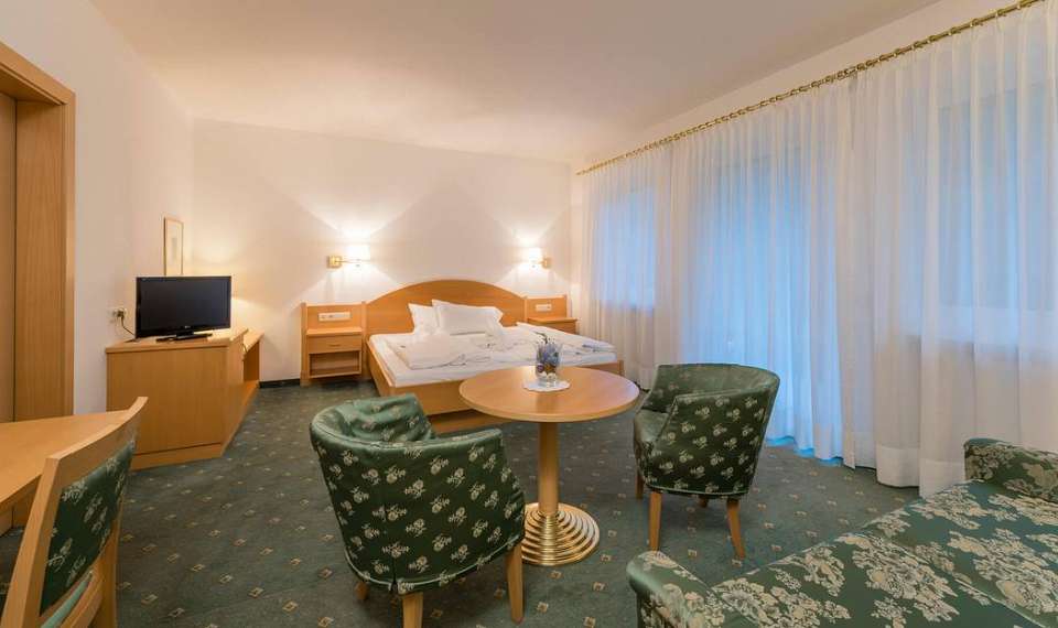 Hotel Pension Prack - Kronplatz - Italija - SKIFUN - TV, pisalna miza in kavč
