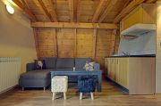 Guesthouse Yeti - Jahorina - wifi - SKIFUN - izvlečni kavč z mizico in kuhinjskim pultom