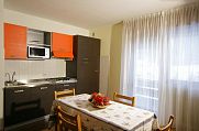 Residence Viola - Andalo - Italija -  jedilna miza in kuhinja