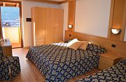 Residence Antares - Andalo - Italija - SKIFUN - zakonska postelja v spalnici